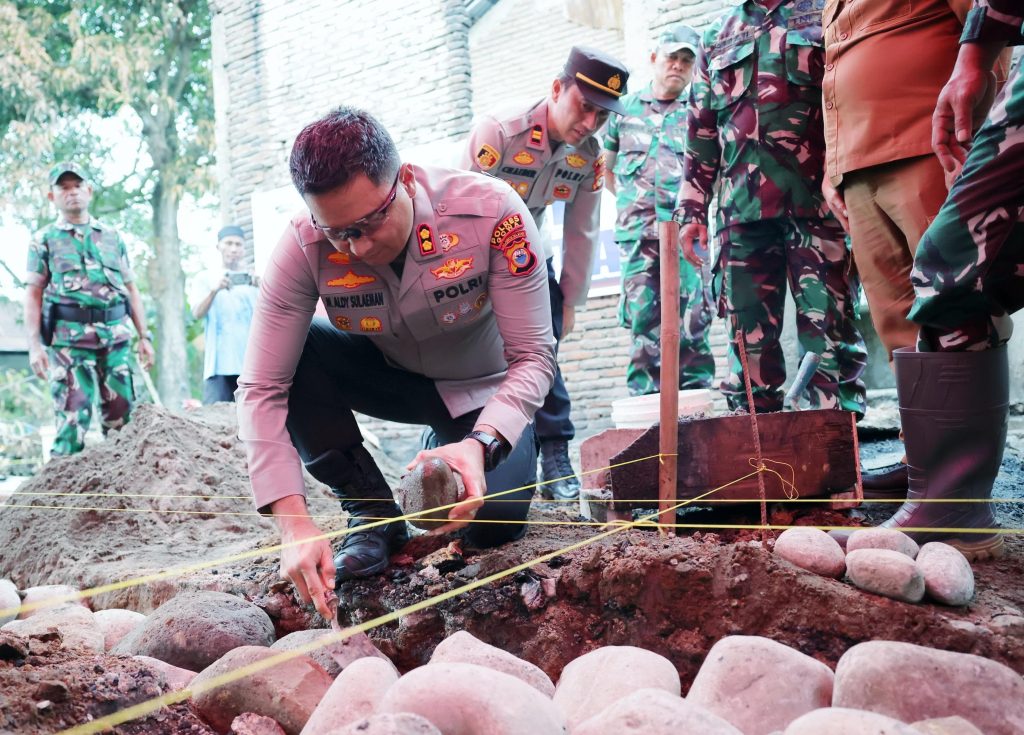 Kapolres Gowa Peletakan Batu Pertama Pembangunan Rumah Korban Kebakaran di Barombong