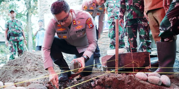 Kapolres Gowa Peletakan Batu Pertama Pembangunan Rumah Korban Kebakaran di Barombong