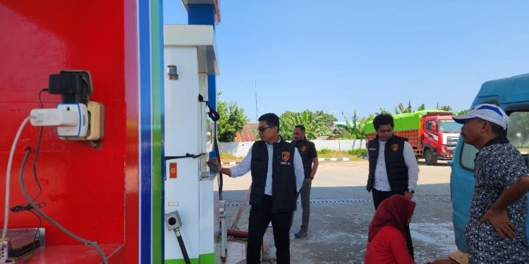 Pastikan Tidak Ada Penimbunan BBM, Unit Tipidter Sat Reskrim Polres Barru Sidak Sejumlah SPBU