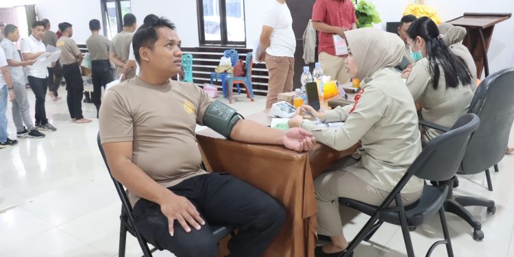 Gelar Pemeriksaan Kesehatan Berkala, Kapolres Tana Toraja : Untuk Pastikan Kondisi Fisik Personel