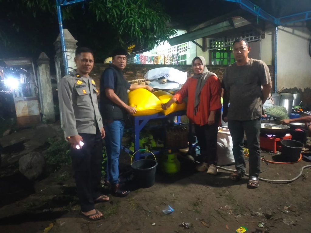 Polres Bulukumba Salurkan Bantuan 100 Kg Beras Untuk Korban Banjir di Batuppi