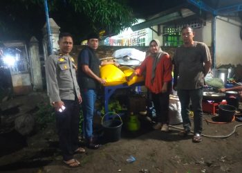 Polres Bulukumba Salurkan Bantuan 100 Kg Beras Untuk Korban Banjir di Batuppi