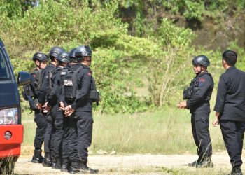 Tim Jibom Gegana Polda Sulsel Musnahkan Sisa Bahan Peledak Bom Ikan di Kajang