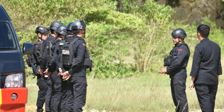 Tim Jibom Gegana Polda Sulsel Musnahkan Sisa Bahan Peledak Bom Ikan di Kajang