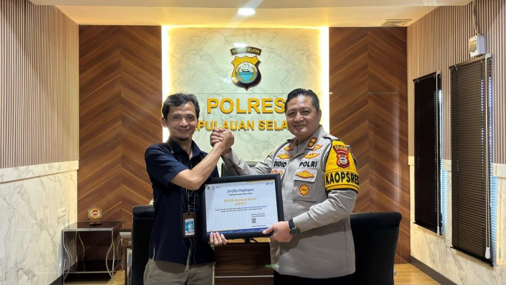 Raih Nilai IKPA 100 Semester I, Kapolres Selayar Terima Penghargaan Dari KPPN Benteng