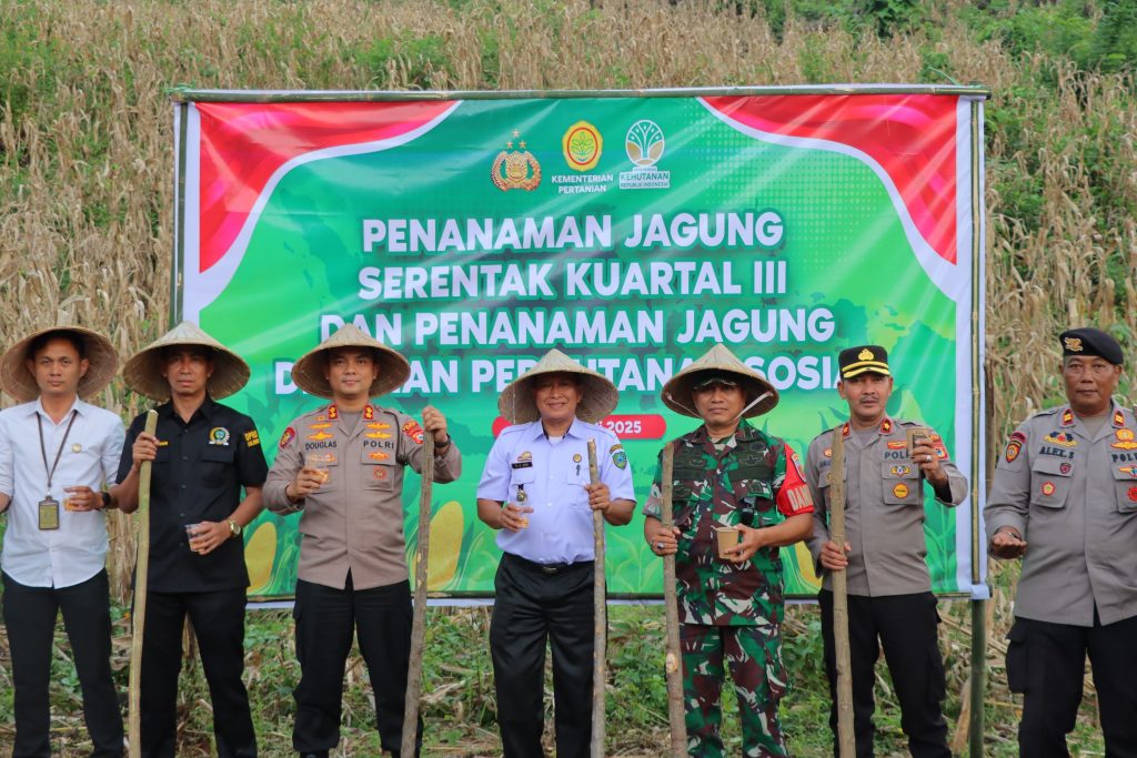 Kapolres Maros Pimpin Penanaman Jagung Serentak Kuartal III di Lahan Perhutanan Sosial