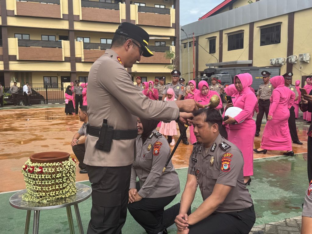 Kapolres Gowa Pimpin Upacara Kenaikan Pangkat 61 Personel 