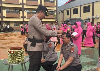 Kapolres Gowa Pimpin Upacara Kenaikan Pangkat 61 Personel 