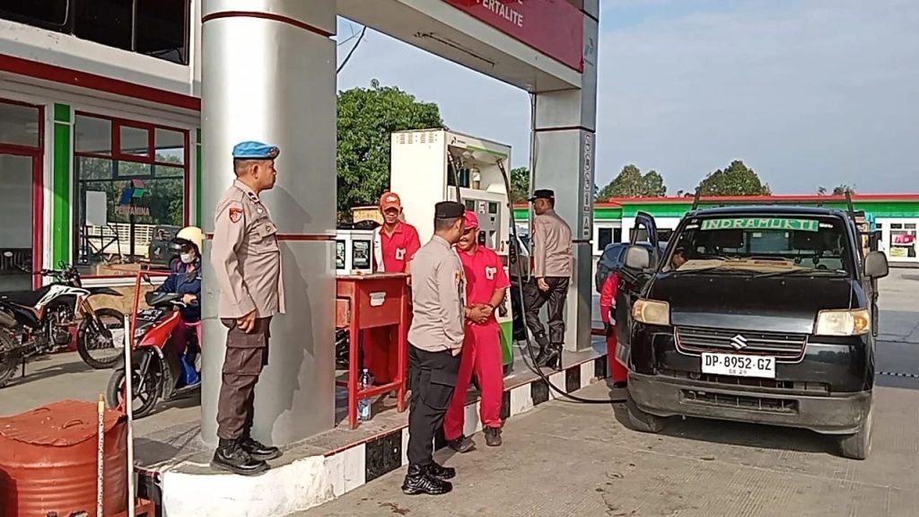 Pastikan Tidak Ada Penimbunan BBM, Kapolsek Wotu Polres Luwu Timur Pantau SPBU
