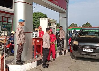 Pastikan Tidak Ada Penimbunan BBM, Kapolsek Wotu Polres Luwu Timur Pantau SPBU