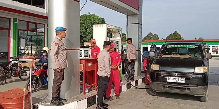 Pastikan Tidak Ada Penimbunan BBM, Kapolsek Wotu Polres Luwu Timur Pantau SPBU