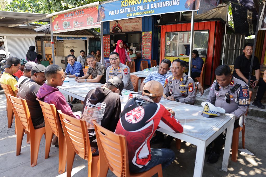 Kapolres Gowa Makan Bersama Dengan Pengemudi Bentor di GOR Sungguminasa
