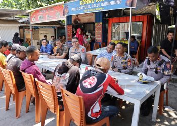 Kapolres Gowa Makan Bersama Dengan Pengemudi Bentor di GOR Sungguminasa