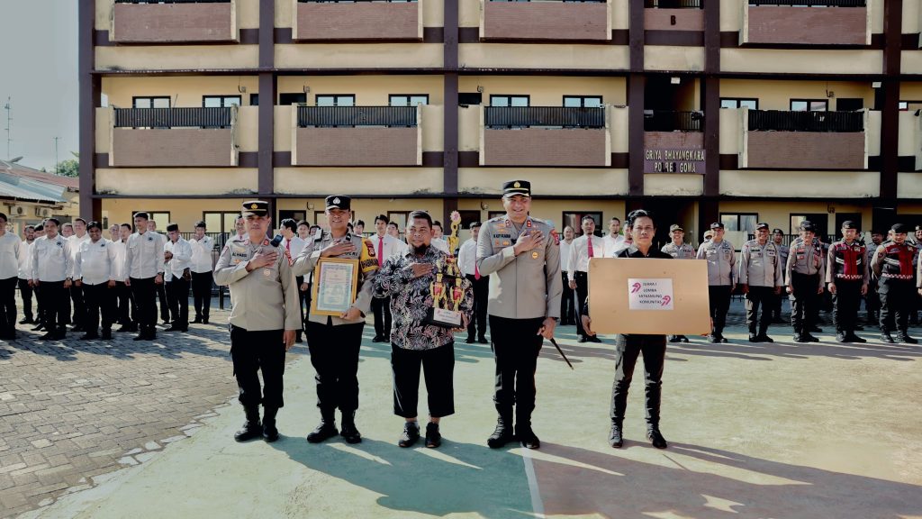 Kapolres Gowa Beri Penghargaan dan Hadiah ke Pos Satkamling Yang Juara 1 Tingkat Polda Sulsel