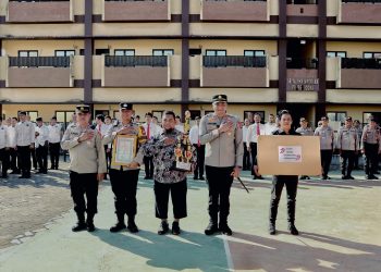 Kapolres Gowa Beri Penghargaan dan Hadiah ke Pos Satkamling Yang Juara 1 Tingkat Polda Sulsel