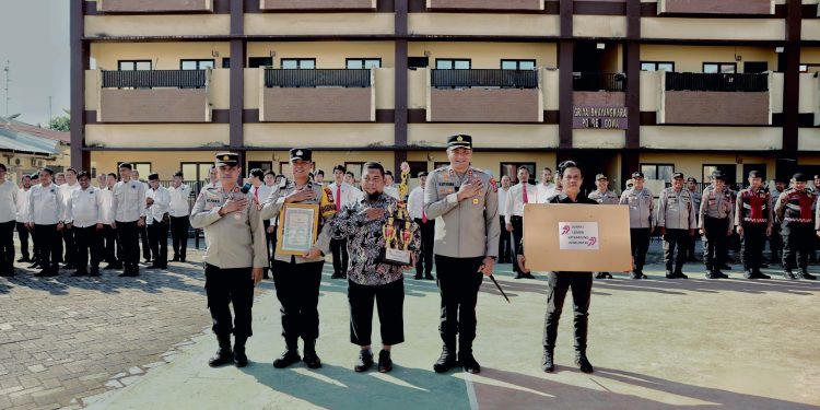 Kapolres Gowa Beri Penghargaan dan Hadiah ke Pos Satkamling Yang Juara 1 Tingkat Polda Sulsel