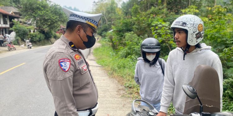 Tekan Angka Pelanggaran dan Kecelakaan Selama Ops Patuh, Satlantas Polres Tana Toraja Edukasi Masyarakat