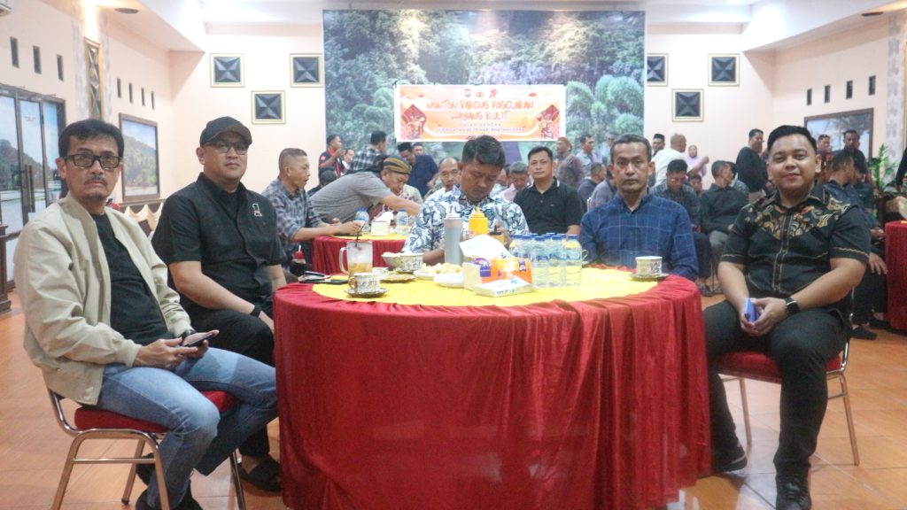 Kapolres Pinrang bersama Personel dan Masyarakat Nobar Wayang Kulit