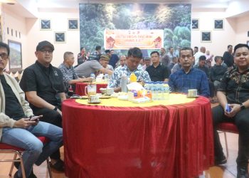 Kapolres Pinrang bersama Personel dan Masyarakat Nobar Wayang Kulit