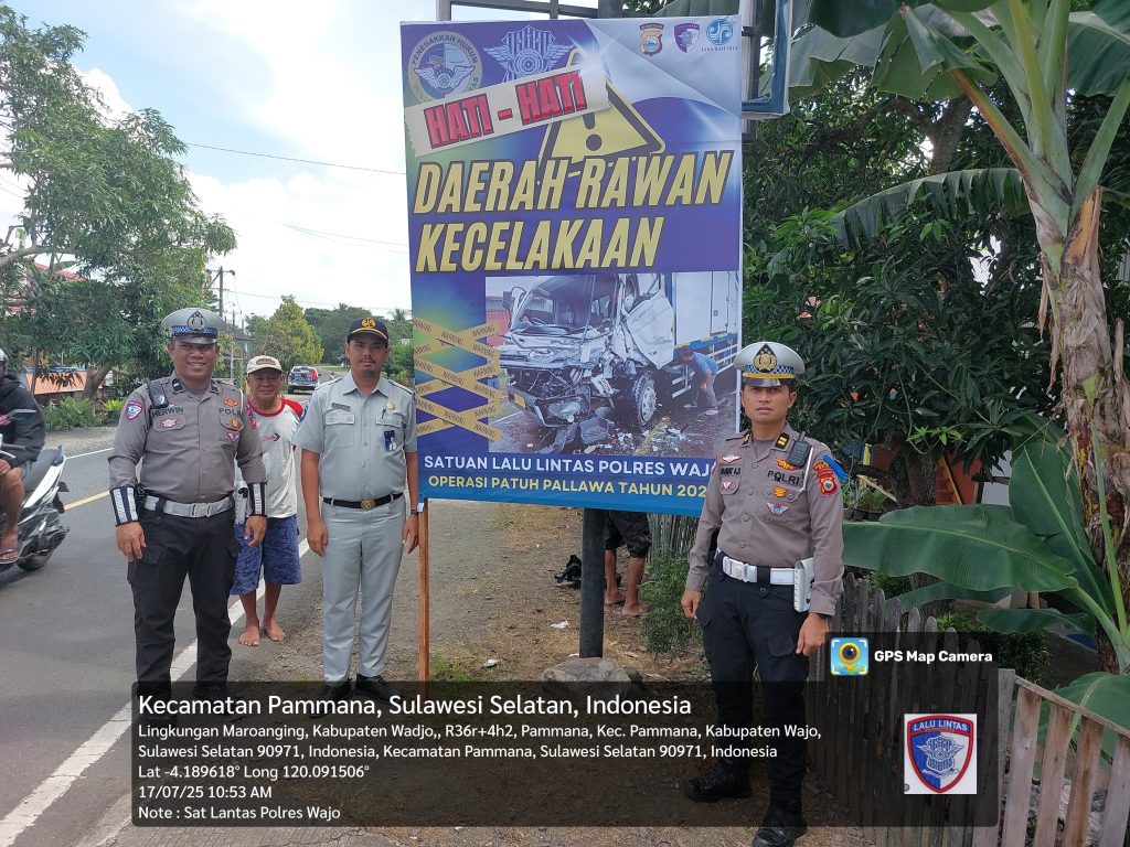 Peduli Keselamatan, Satlantas Polres Wajo bersama Jasa Raharja Pasang Spanduk di Titik Rawan