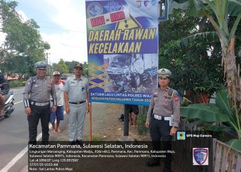 Peduli Keselamatan, Satlantas Polres Wajo bersama Jasa Raharja Pasang Spanduk di Titik Rawan