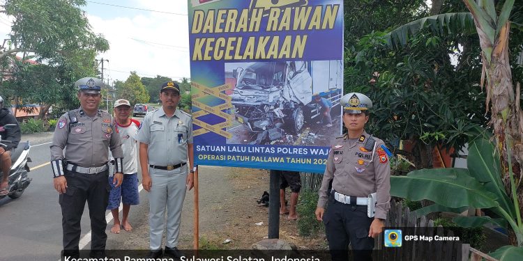 Peduli Keselamatan, Satlantas Polres Wajo bersama Jasa Raharja Pasang Spanduk di Titik Rawan