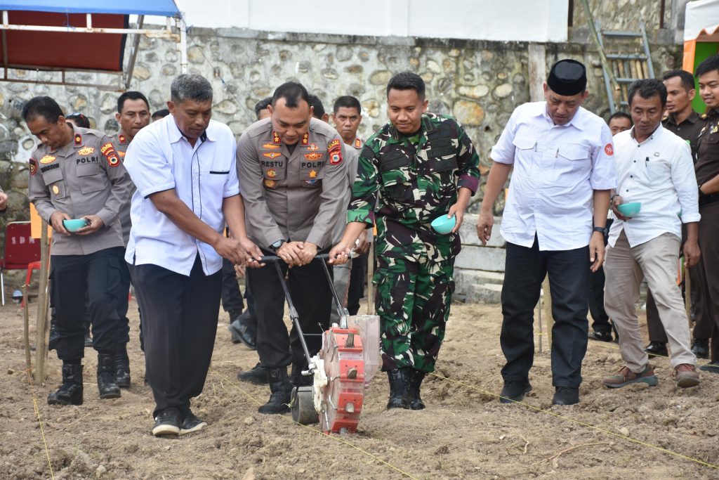 Kapolres Bulukumba bersama Forkopimda Gelar Penanaman Jagung Serentak Kuartal III