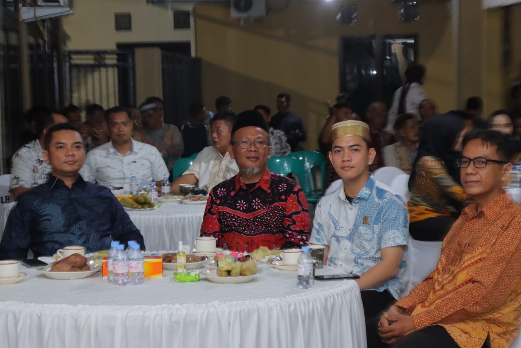 Personel Polres Maros Nonton Bareng Pagelaran Wayang Kulit Rangkaian HUT Bhayangkara ke-79