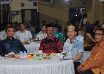 Personel Polres Maros Nonton Bareng Pagelaran Wayang Kulit Rangkaian HUT Bhayangkara ke-79