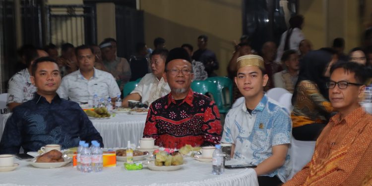 Personel Polres Maros Nonton Bareng Pagelaran Wayang Kulit Rangkaian HUT Bhayangkara ke-79