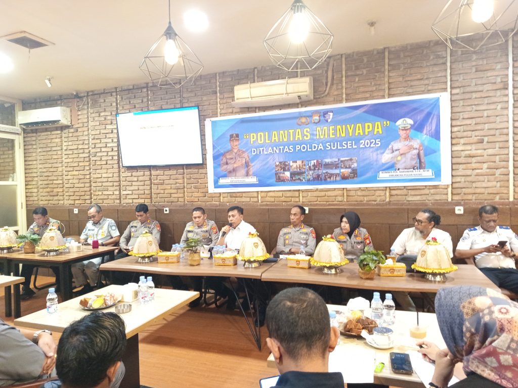 Melalui Polantas Menyapa, Dirlantas Polda Sulsel Beri Edukasi ke Supir Angkutan dan Penumpang