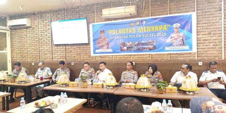 Melalui Polantas Menyapa, Dirlantas Polda Sulsel Beri Edukasi ke Supir Angkutan dan Penumpang