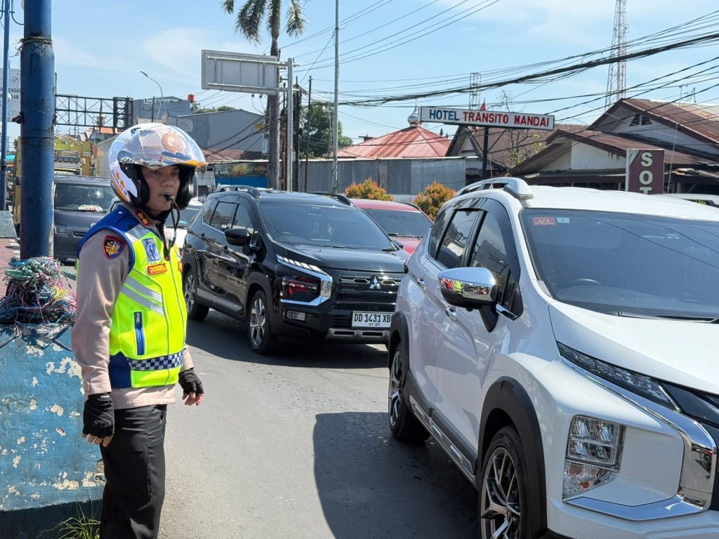 Kapolres Maros Turun Langsung Urai Kemacetan di Batas Kota