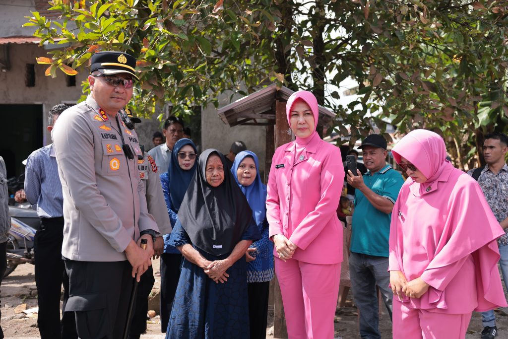 Kapolres Gowa bersama Ketua Bhayangkari Beri Bantuan ke Korban Kebakaran