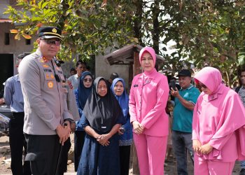 Kapolres Gowa bersama Ketua Bhayangkari Beri Bantuan ke Korban Kebakaran