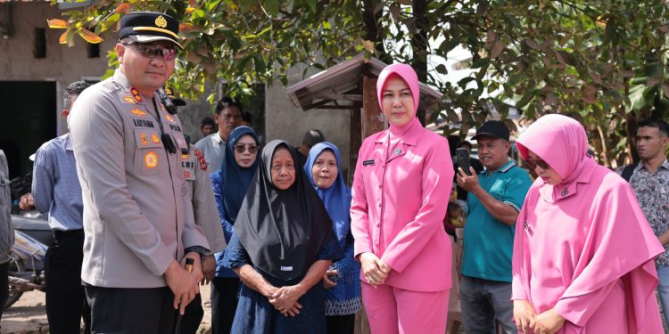 Kapolres Gowa bersama Ketua Bhayangkari Beri Bantuan ke Korban Kebakaran