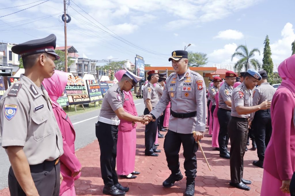 Kapolres Pinrang Pimpin Upacara Korps Raport Kenaikan Pangkat 30 Personel