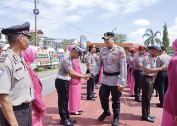 Kapolres Pinrang Pimpin Upacara Korps Raport Kenaikan Pangkat 30 Personel