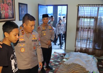 Kapolres Maros Dampingi Kapolda Sulsel Melayat ke Rumah Duka Kasat Narkoba Polres Barru