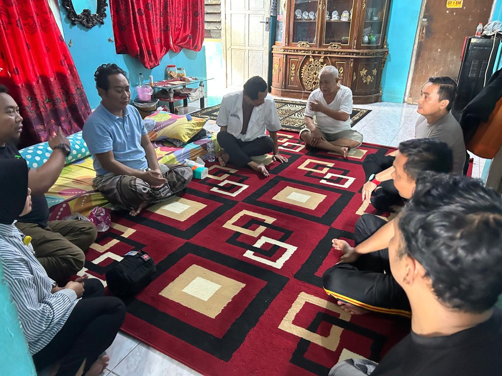 Tunjukkan Kepedulian, Kapolres Jeneponto Besuk Anggota yang Sakit