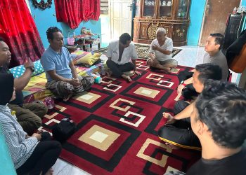Tunjukkan Kepedulian, Kapolres Jeneponto Besuk Anggota yang Sakit