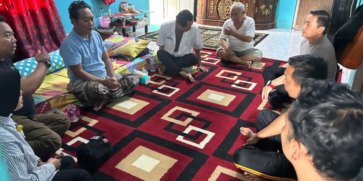 Tunjukkan Kepedulian, Kapolres Jeneponto Besuk Anggota yang Sakit