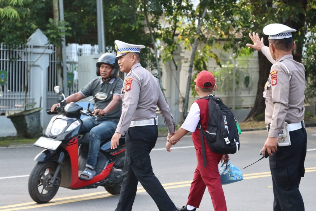 Cegah Kemacetan dan Gangguan Kamtibmas di Pagi Hari, Personel Satlantas Polres Maros Gelar Commanderwish