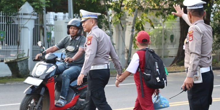 Cegah Kemacetan dan Gangguan Kamtibmas di Pagi Hari, Personel Satlantas Polres Maros Gelar Commanderwish