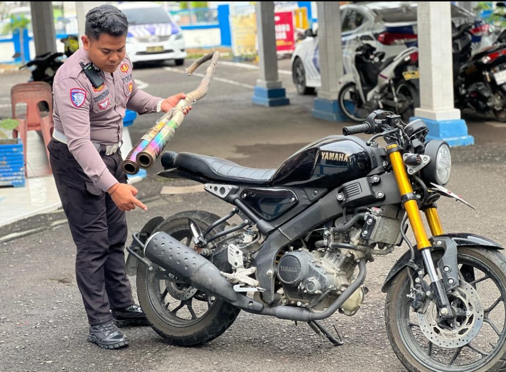 Personel Sat Lantas Polres Parepare Amankan Sepeda Motor Berknalpot Brong