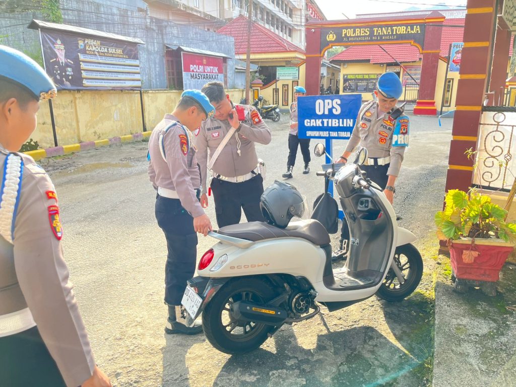 Hari ke-4 Operasi Patuh 2025, Personel Polres Tator Periksa Kelengkapan Kendaraan Anggota