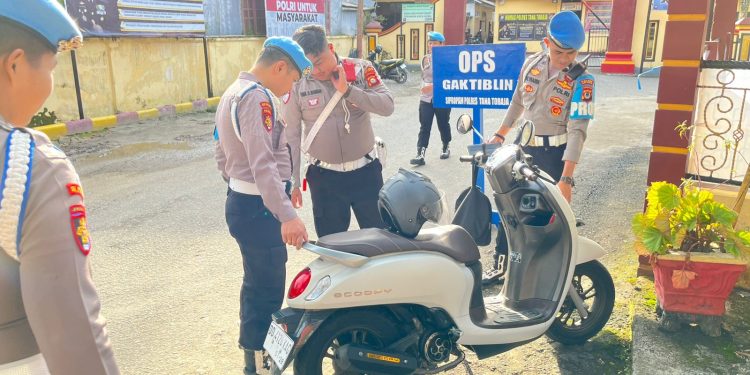 Hari ke-4 Operasi Patuh 2025, Personel Polres Tator Periksa Kelengkapan Kendaraan Anggota