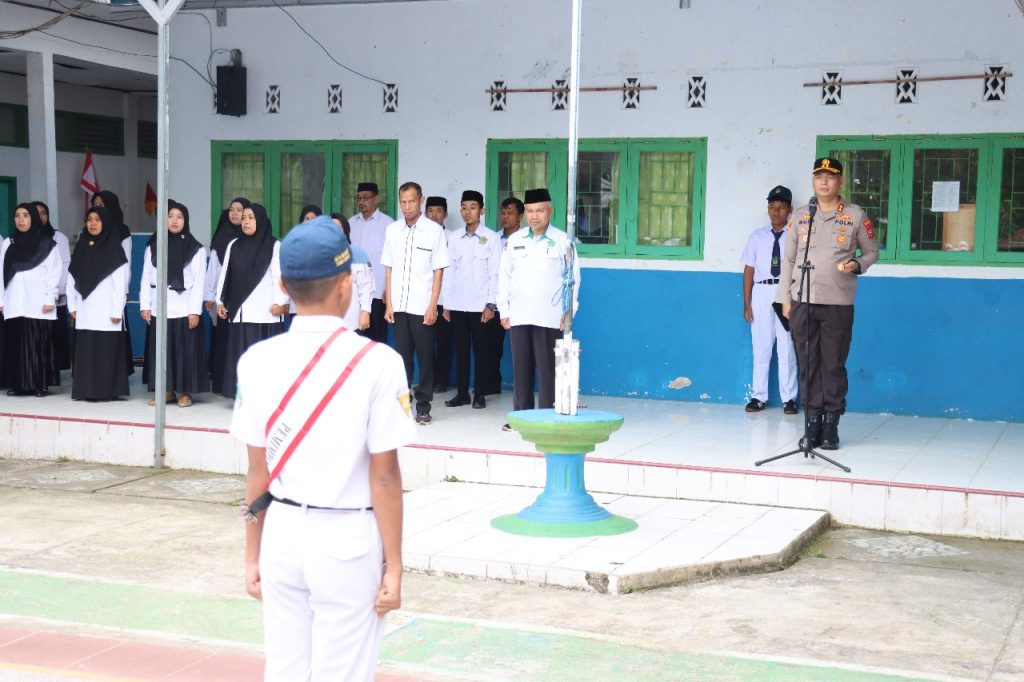 Jadi Pembina Upacara di MTSN 1, Kapolres Tana Toraja: Pelajar Harus Jadi Generasi yang Cerdas dan Berakhlak