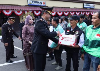 Momen Hari Bhayangkara ke-79, Kapolrestabes Makassar Bagi Bantuan Ke Warga, Ojol dan FKPM