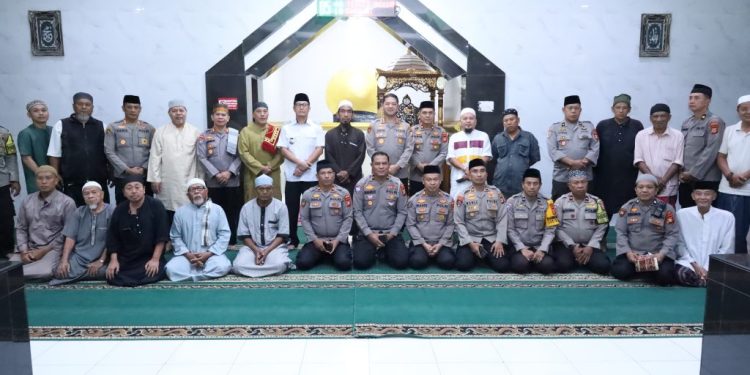 Kapolrestabes Makassar Safari Subuh dan Ajak Warga Ampera Raya Bantu Polisi Jaga Kamtibmas